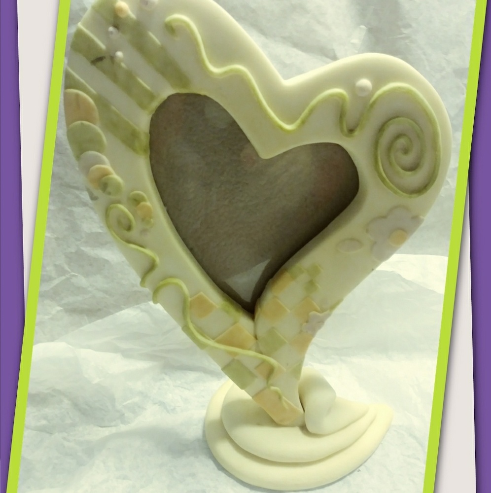 Heart-shaped three-dimensional picture fra…